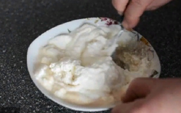 Смешивание творога со сметаной
