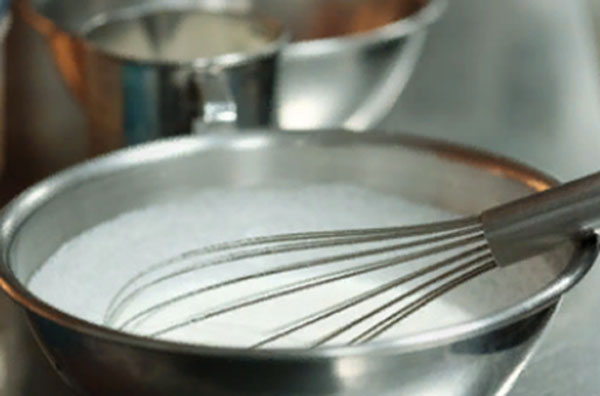 Миска с молоком и яйцам. Венчик