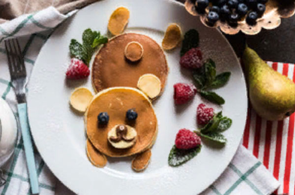 Блинчики выложенные в форме медведя