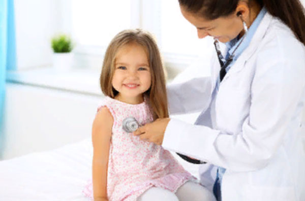 Доктор слушает грудную клетку девочки