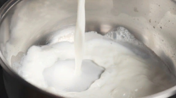 Молоко наливают в кастрюлю