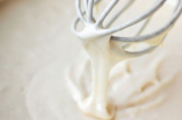 Размешивание теста венчиком