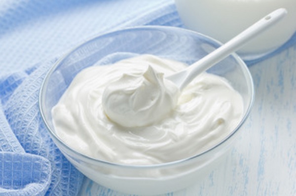 Тарелочка и ложка со сметаной