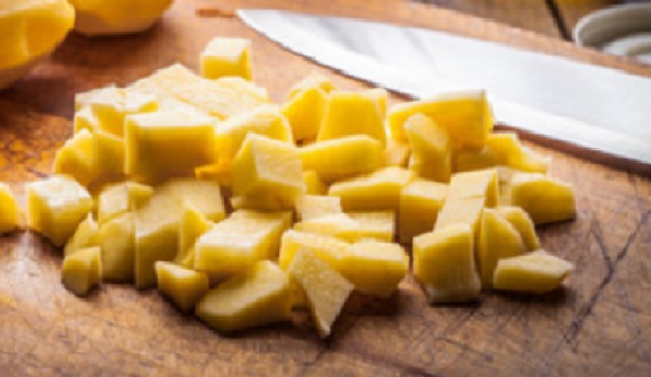 Картофель, нарезанный кубиками
