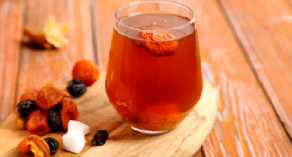 Стакан с готовым компотом из сухофруктов