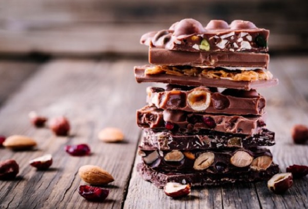 Плитки шоколада с орехами