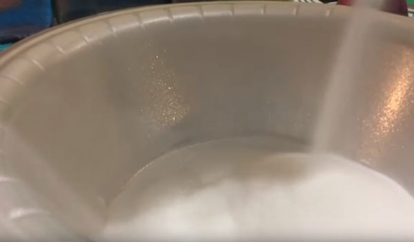 Насыпание соли в мисочку