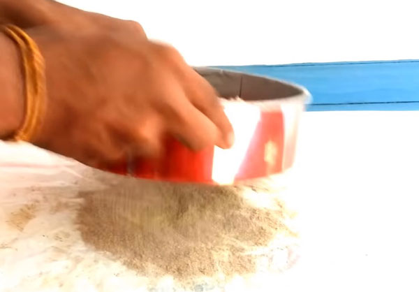 Просеивание песка через сито