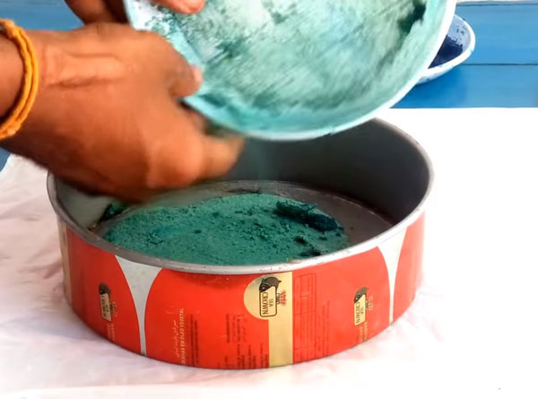 Пересыпание высушенного песка в сито