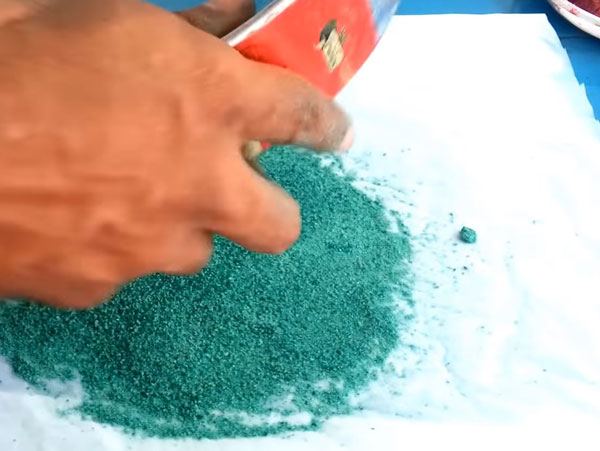 Просеивание песка через сито