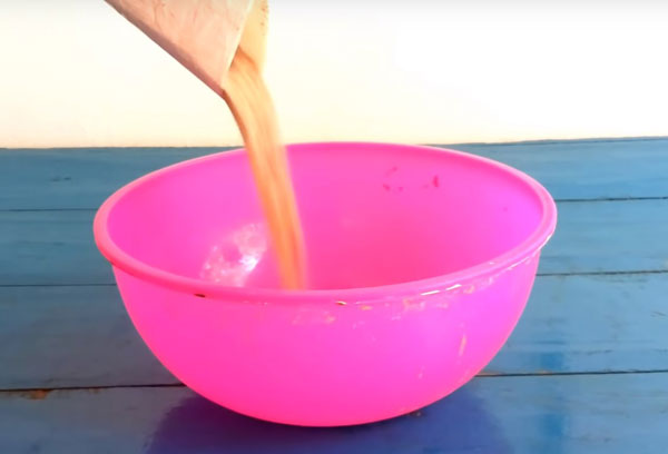 Пересыпание песка в миску