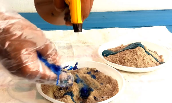 Обрызгивание песка при размешивании красителя