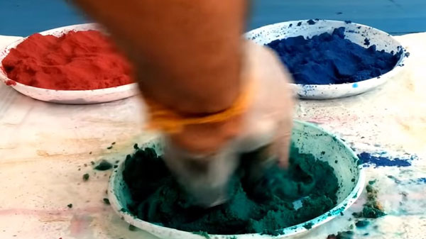 Все три емкости с окрашенным песком