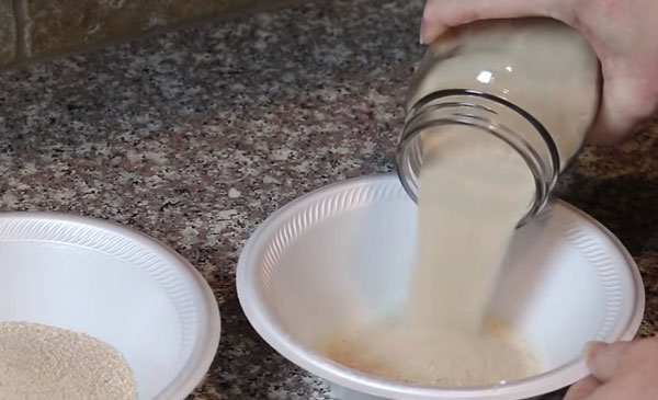 Высыпание песка из баночки в мисочку