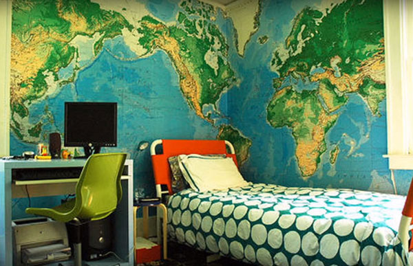 На стенах карта мира