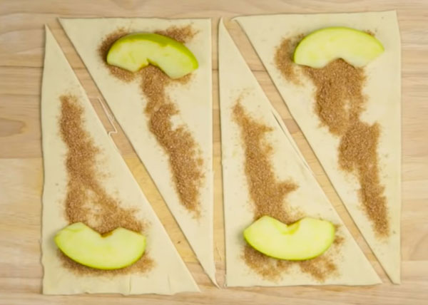 Добавление яблок на тесто