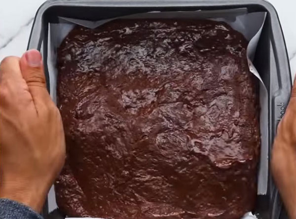 Переливание массы в форму