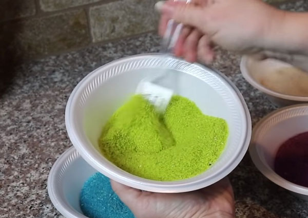 Размешанный песок салатового цвета