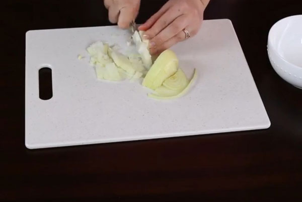 Измельчение луковицы