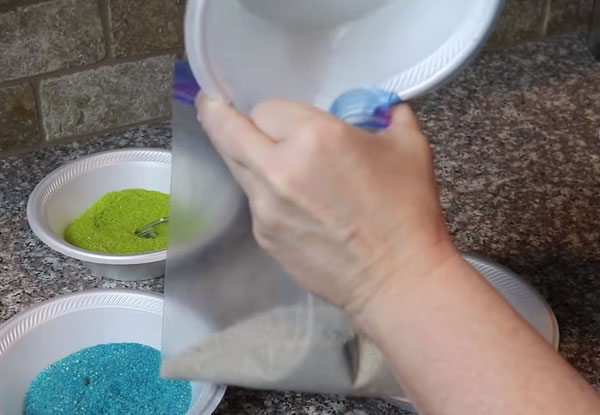 Пересыпание песка из четвертой мисочки в пакет