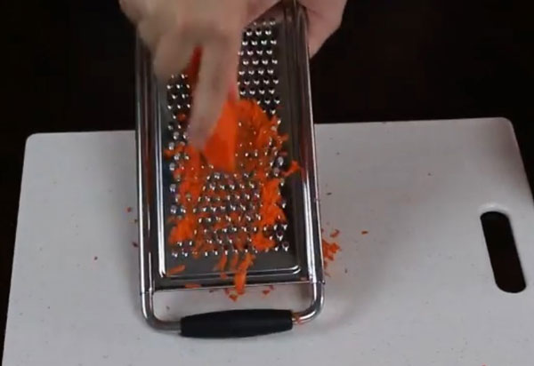 Натирание моркови