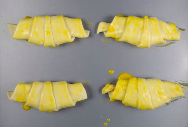 Круасаны, смазанные желтком