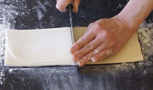 Пласт разрезают на две половины