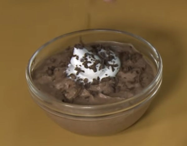 Посыпанный десерт шоколадной стружкой