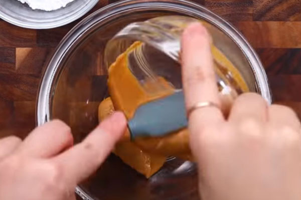 В миску выкладывают арахисовое масло