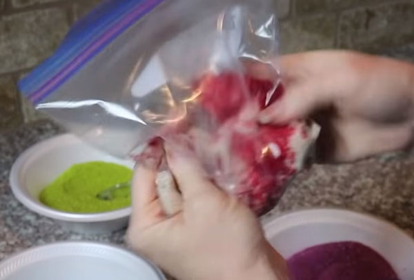 Размятие песка с красителем