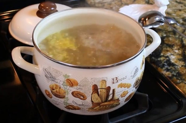 Кастрюля с овощами на огне