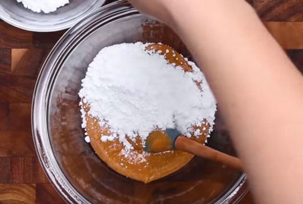 Добавление сахарной пудры