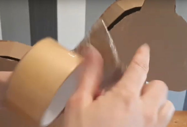 Фиксирование скотчем