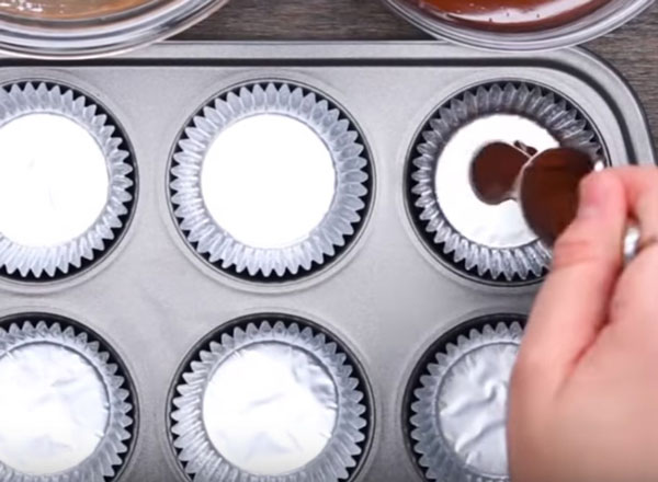 Внесение шоколада в форму