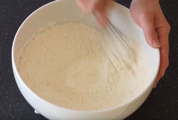 Перемешивание муки с солью венчиком