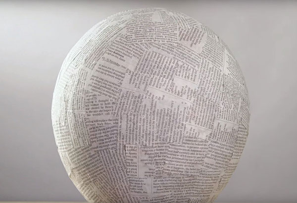 Шарик обклеенный газетой