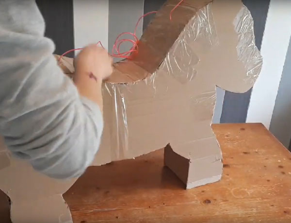 Обматывание скотчем единорога