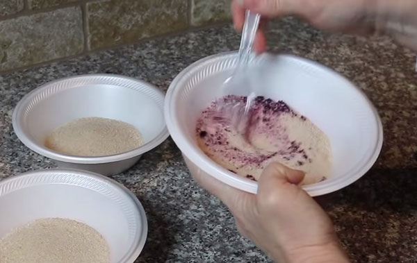 Размешивание песка пластиковой вилкой