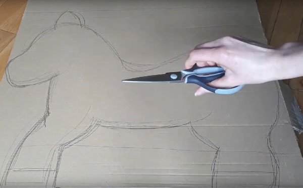 Ножницы на фоне силуэта