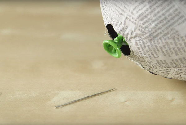 Игла лежит возле шарика