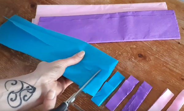 Нарезание гофрированной бумаги полосками