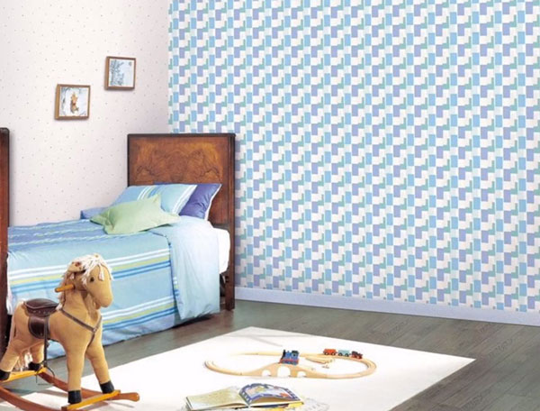 Одна стена выполнена в светлом тоне, вторую украшают геометрические узоры