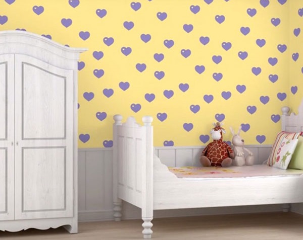 Желтые обои с фиолетовыми сердечками