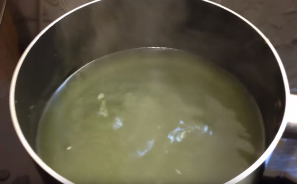 Кастрюля с бульоном на огне