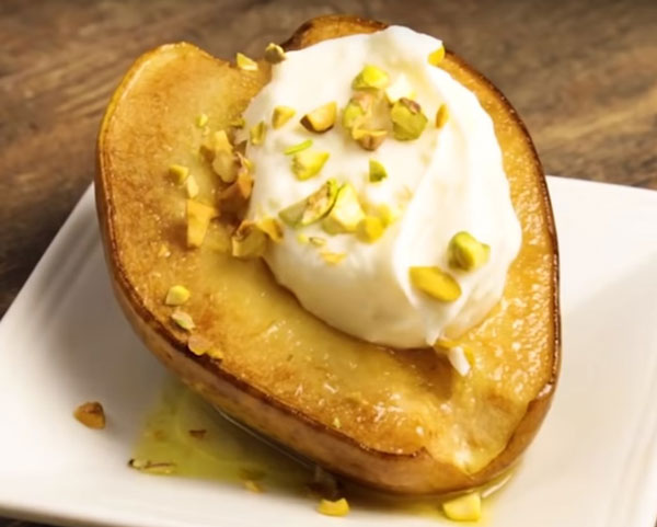 Добавление мягкого творога и орешков