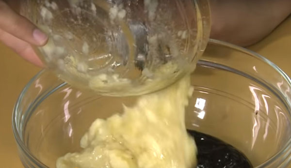 Пересыпание бананового пюре к шоколаду