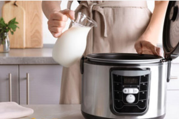 Молоко наливают в мультиварку