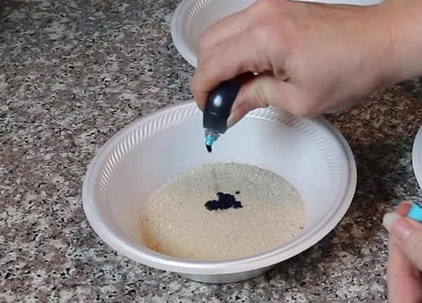 Добавление синего красителя во вторую емкость с песком