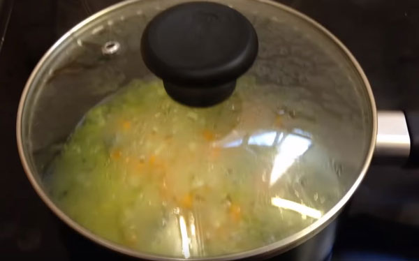 Кастрюля накрыта крышкой