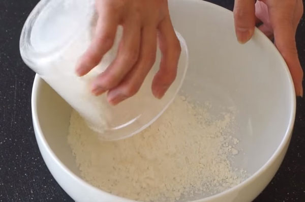 В миску насыпают муку